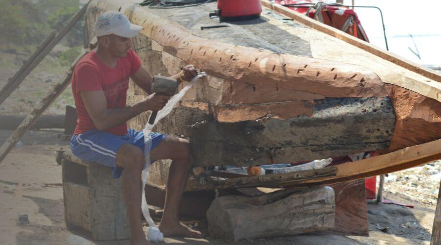 Why choose water damage restoration service for emergency water extraction services in Dade